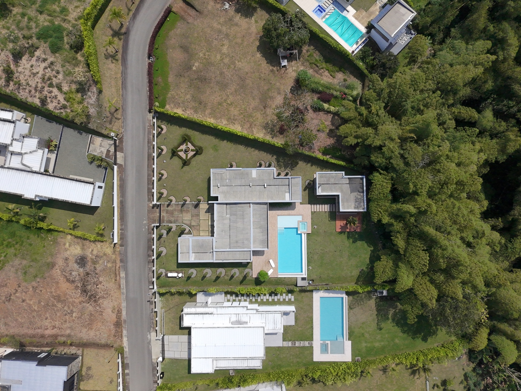 Toma aérea con drone de arquitectura moderna al atardecer